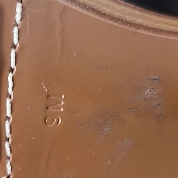 Micheal Kors Brown Alligator Print Leather/Wooded sandals. - Picture 13 of 13